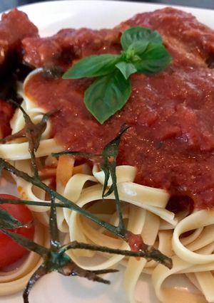 Una foto de Fettucine con costillitas de cerdo al pomodoro