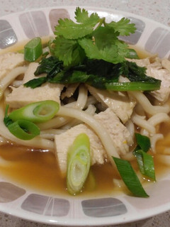 Una foto de Sopa de pollo y tallarines udon