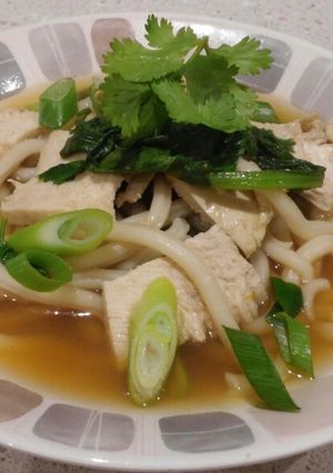 Una foto de Sopa de pollo y tallarines udon