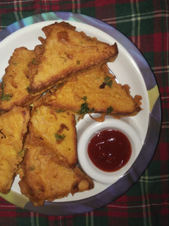 ब्रेड पकौड़े (कम तेल में)(bread pakode recipe in hindi) रेसिपी मुख्य फोटो