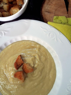 Una foto de Crema de puerro y calabacín con queso azul, picatostes y jamón