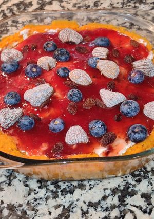 Una foto de Pastel de boniato con frutos secos y mermelada de fresa