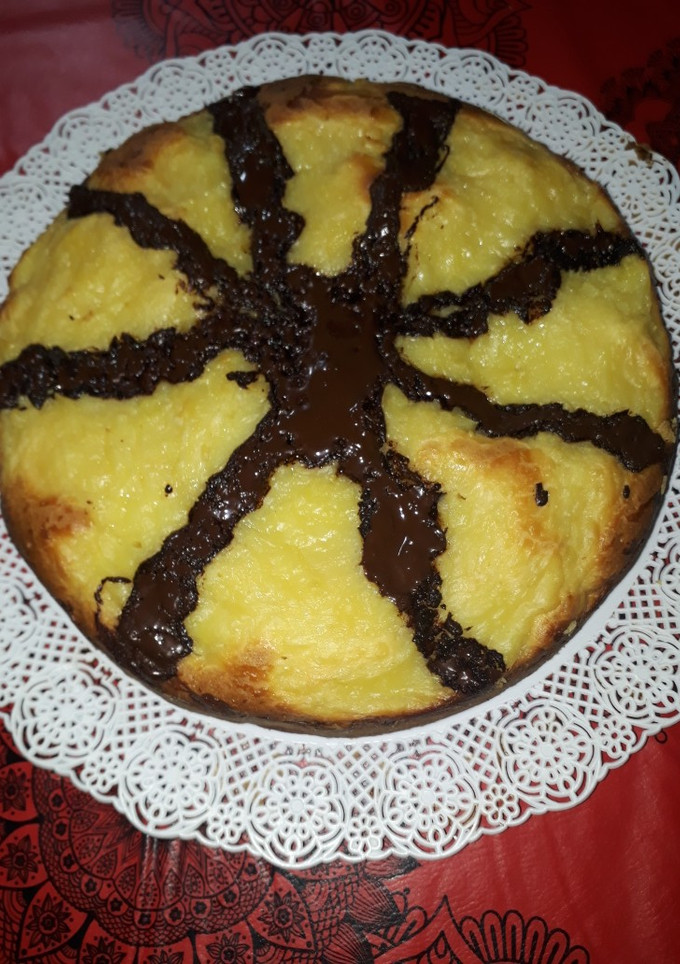 Una foto de Torta matera con crema pastelera y chocolate