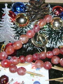 Una foto de Las 12 uvas de las 12 y cerezas bañadas en chocolate
