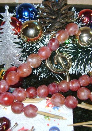 Una foto de Las 12 uvas de las 12 y cerezas bañadas en chocolate