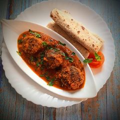 A picture of Palak paneer kofta curry.