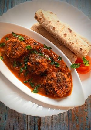 A picture of Palak paneer kofta curry.