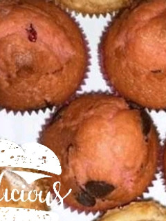 Una foto de Magdalenas de fresa y pepitas de chocolate