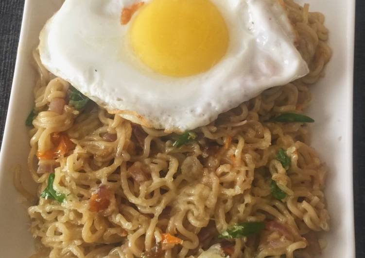Recipe of Perfect Mozzarella Cheese Noodles with Sunny Side up