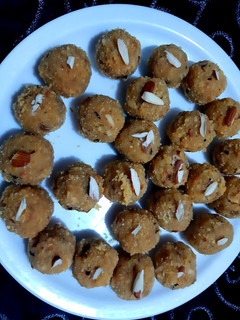 चना दाल लड्डू (Chana Dal Laddu recipe in hindi) रेसिपी मुख्य फोटो