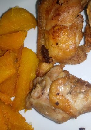 Une photo de Poulet rôti avec patates douces grillées