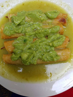 Una foto de Tacos dorados a doble salsa