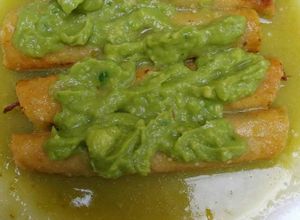 Una foto de Tacos dorados a doble salsa