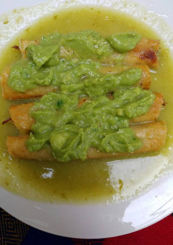 Una foto de Tacos dorados a doble salsa
