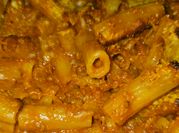 Una foto de rigatoni con carne