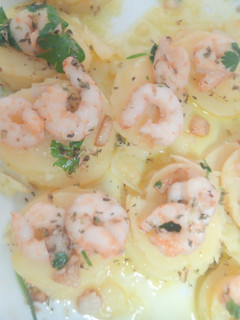 Una foto de Gambas y patata al ajillo con perejil