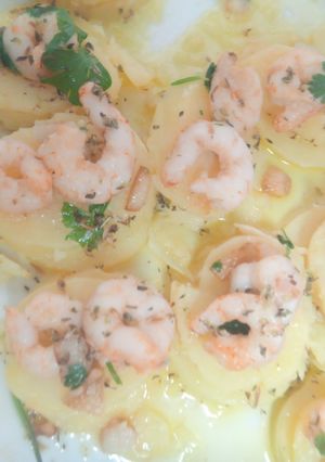 Una foto de Gambas y patata al ajillo con perejil