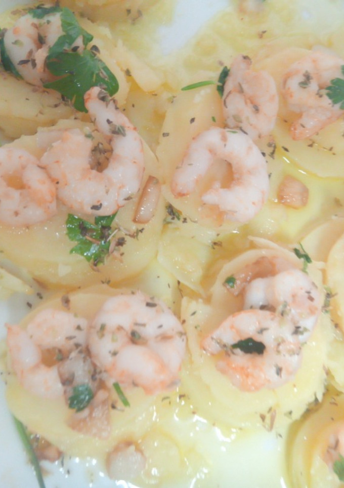 Una foto de Gambas y patata al ajillo con perejil