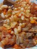 Alubias con lengua de cerdo y otros acompañamientos