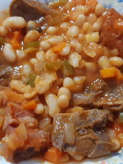 Una foto de Alubias con lengua de cerdo y otros acompañamientos
