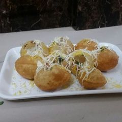 A picture of Cheesy sev puri.