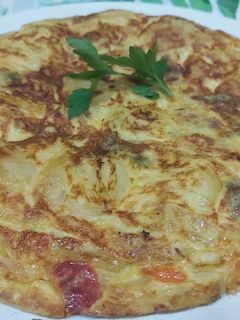 Una foto de Tortilla con patatas y verduras al horno