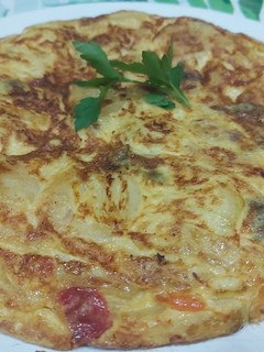 Una foto de Tortilla con patatas y verduras al horno