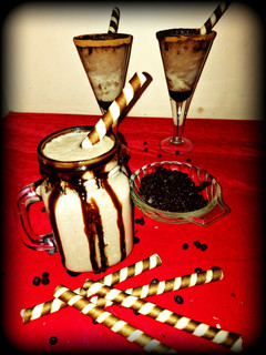 ચીકૂ ચોકલેટ મિલ્ક શેક (Chikoo Chocolate Milk Shake Recipe In Gujarati) રેસીપી મુખ્ય ફોટો
