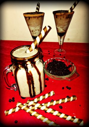 ચીકૂ ચોકલેટ મિલ્ક શેક (Chikoo Chocolate Milk Shake Recipe In Gujarati) રેસીપી મુખ્ય ફોટો