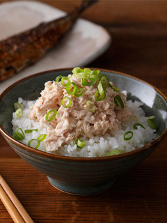 【家樂福廚房】深夜食堂》罐頭(第62夜) 美奶滋鮪魚飯 的食譜成品照片
