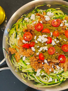 Una foto de Espaguetis de calabacín con pulled pork y salsa pesto