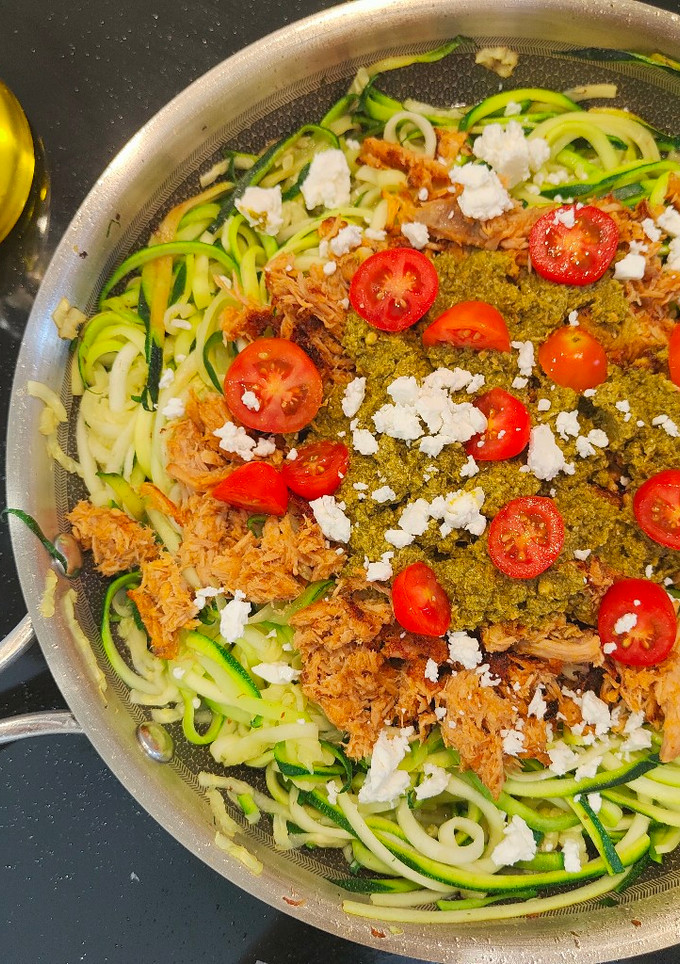 Una foto de Espaguetis de calabacín con pulled pork y salsa pesto