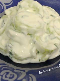 Una foto de Ensalada de pepino y yogurt griego