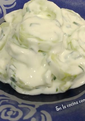 Una foto de Ensalada de pepino y yogurt griego