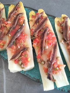 Una foto de Espárragos blancos con anchoas