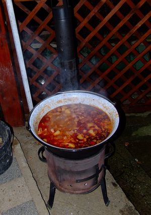 Pincepörkölt bográcsban recept fotója
