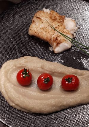 Une photo de Dos de cabillaud, purée d'artichaut et tomates cerises au miel