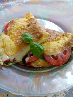 Una foto de Omelette caprese! Fácil rápido y delicioso!