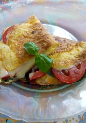 Una foto de Omelette caprese! Fácil rápido y delicioso!