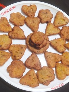 मक्के के आटे का वडा/मठरी(Makke ke aate ka Vada/Mathari recipe in Hindi) रेसिपी मुख्य फोटो
