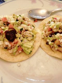 Una foto de Tacos de salmón con salsa de mango