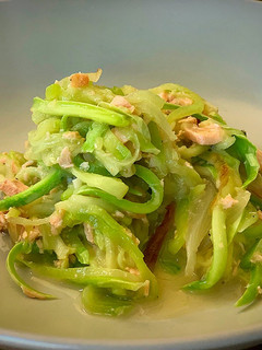 Una foto de Zoodles con salmón