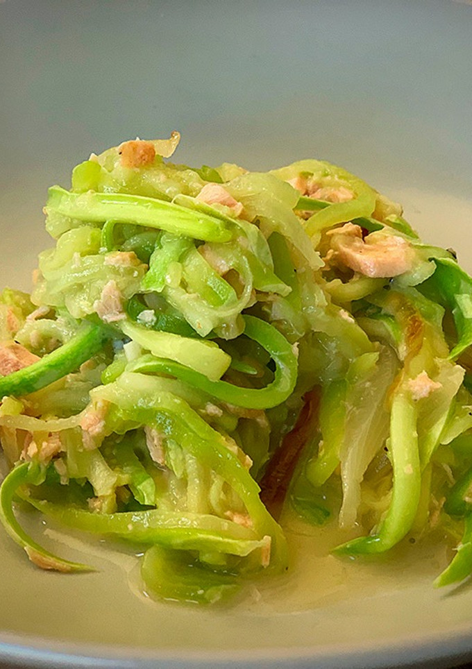 Una foto de Zoodles con salmón