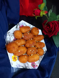 सूजी के गुलाब जामुन (Suji ke Gulab jamun ki recipe in hindi) रेसिपी मुख्य फोटो