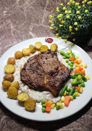 Foto resep Homemade Sirloin Steak with Baby Potato & Mushroom Sauce