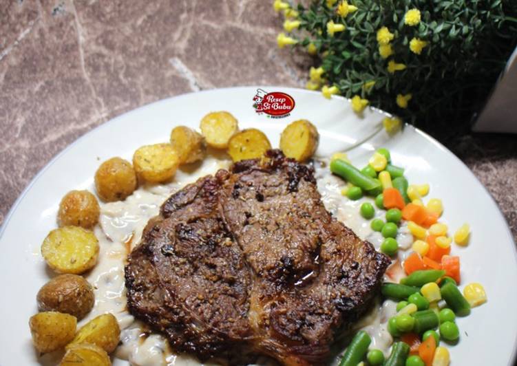 Homemade Sirloin Steak with Baby Potato &amp; Mushroom Sauce