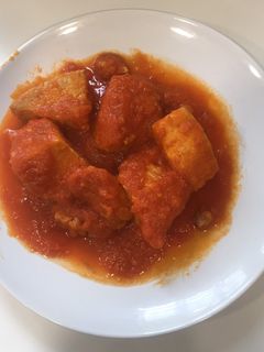 Una foto de Bonito del norte con salsa de tomate casero