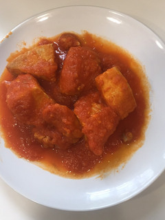 Una foto de Bonito del norte con salsa de tomate casero