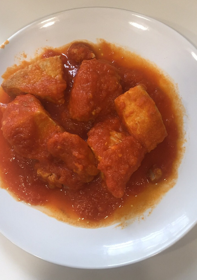 Una foto de Bonito del norte con salsa de tomate casero
