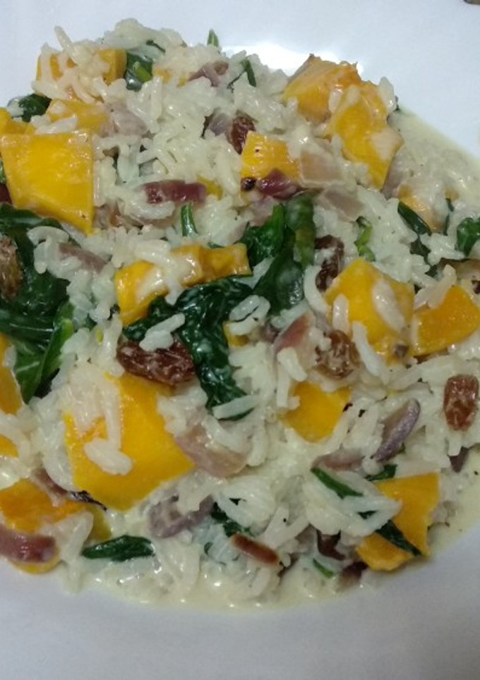 Una foto de Arroz con calabaza, espinacas y pasas